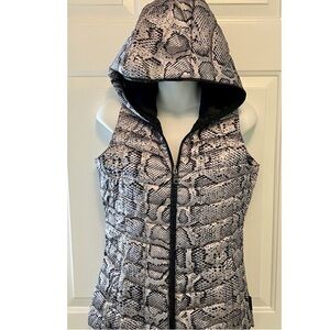 Hooded Quilted Snake-Print Puffer Vest - Black & White